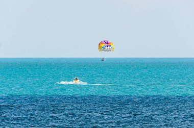 Deniz su, Parasai bir tekne ile çekilmiş renkli parasail kanat