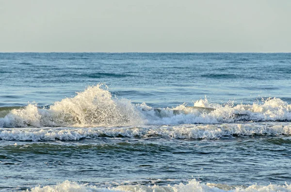 黒海泡青い水、海の波をクローズ アップ — ストック写真