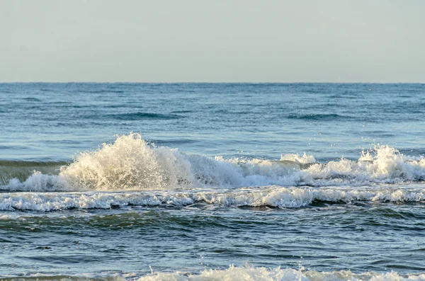 黒海泡青い水、海の波をクローズ アップ — ストック写真