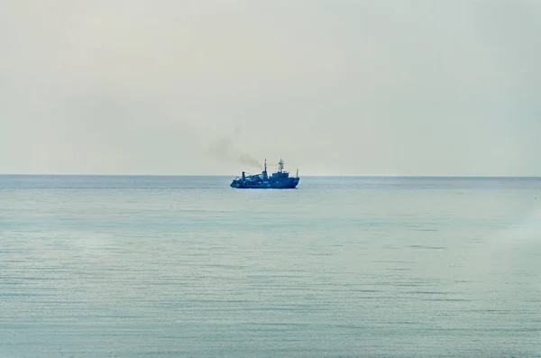 Barco ou navio que navega na água azul do Mar Negro, cargoboat — Fotografia de Stock