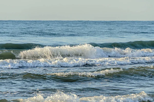 Okyanus dalgaları Karadeniz köpük mavi su, yakın çekim