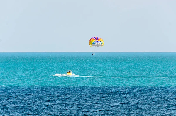 Deniz su, Parasai bir tekne ile çekilmiş renkli parasail kanat