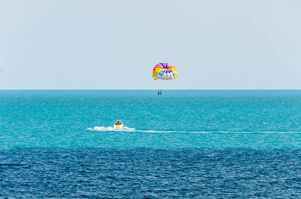 Цветной крыло парашют вытащил лодка в морской воде, Парасай — стоковое фото