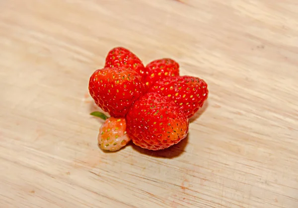 Sternförmige rote Erdbeerfrucht, rustikaler Holzhintergrund, Nahaufnahme — Stockfoto