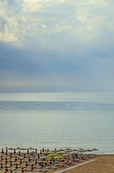 Чорноморського пляжу з свіжих чистою водою Золоті піски, синій — стокове фото