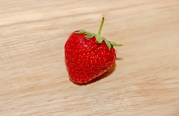 Fruta de morango vermelho, fundo de madeira rústica, close-up — Fotografia de Stock