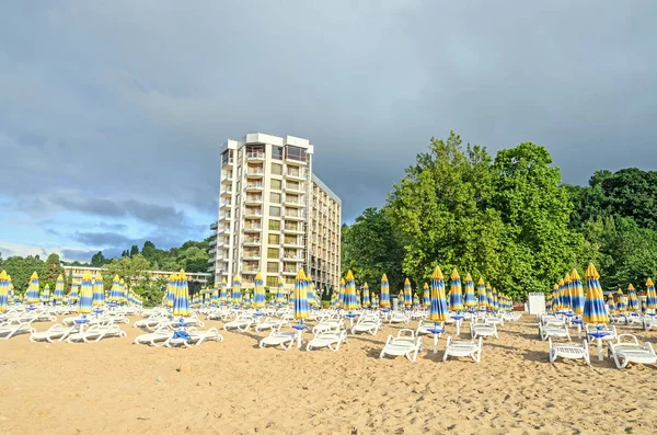 Hotel Kaliakra cerca de la orilla del Mar Negro con arenas doradas, sombrillas y tumbonas —  Fotos de Stock