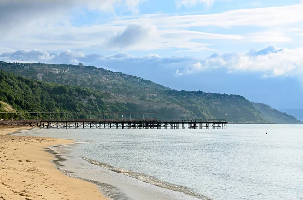 Playa del Mar Negro desde Albena, Bulgaria con arenas doradas, azul — Foto de Stock