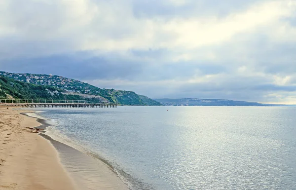 La côte de la mer Noire d'Albena, Bulgarie avec sable doré, soleil — Photo