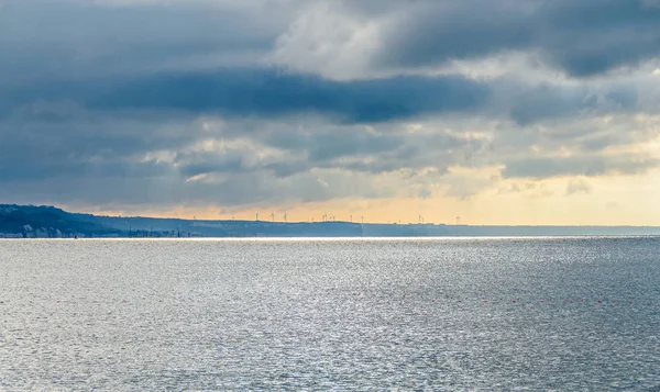 Campo eolico e parco eolico, vicino all'acqua del Mar Nero, nube — Foto Stock