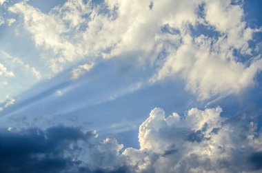 Dramatik cennet sahne, mavi gökyüzü güneş ışıkları renkli,