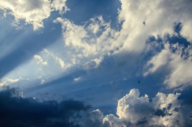 Dramatik cennet sahne, mavi gökyüzü güneş ışıkları renkli,