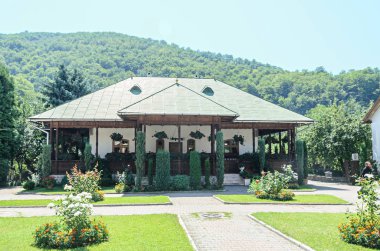 Bir yaz günü, avlunun ayrıntı üzerinde eski Lainici manastır.