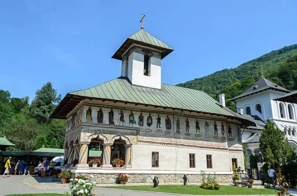 Valea Jiului, Rumunsko - 1. srpna 2017: Turisté navštívit staré L — Stock fotografie