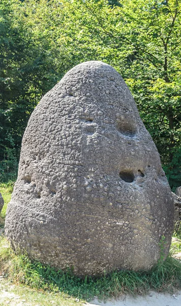 Concrezioni crescenti, vecchio trovante naturale formato, sabbia di cemento , — Foto Stock