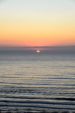 Beach, Karadeniz'den Mamaia, Romanya ile altın portakal gök, 