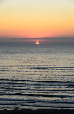 Beach, Karadeniz'den Mamaia, Romanya ile altın portakal gök, 