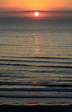 Beach, Karadeniz'den Mamaia, Romanya ile altın portakal gök, 
