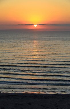 Beach, Karadeniz'den Mamaia, Romanya ile altın portakal gök, 