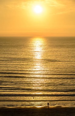 Beach, Karadeniz'den Mamaia, Romanya ile altın portakal gök, 