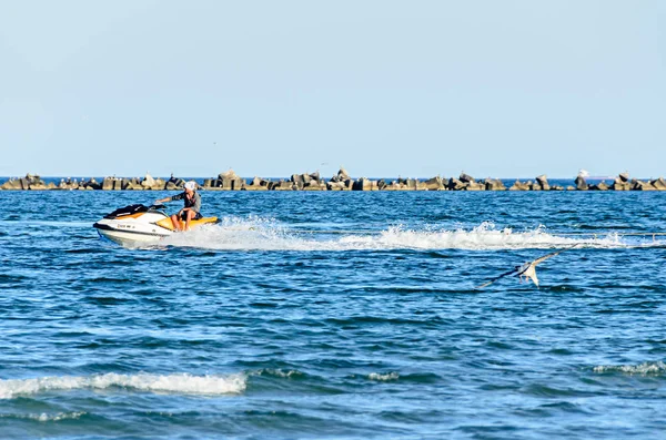 Человек на водном мотоцикле по синей воде Черного моря, банановая лодка . — стоковое фото