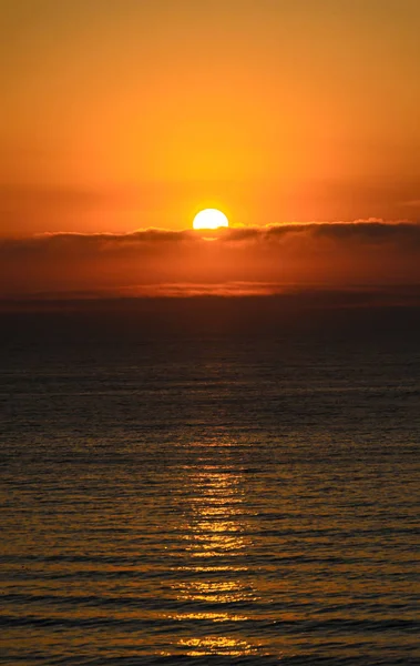 Praia do Mar Negro de Mamaia, Romênia com céu laranja dourado , — Fotografia de Stock