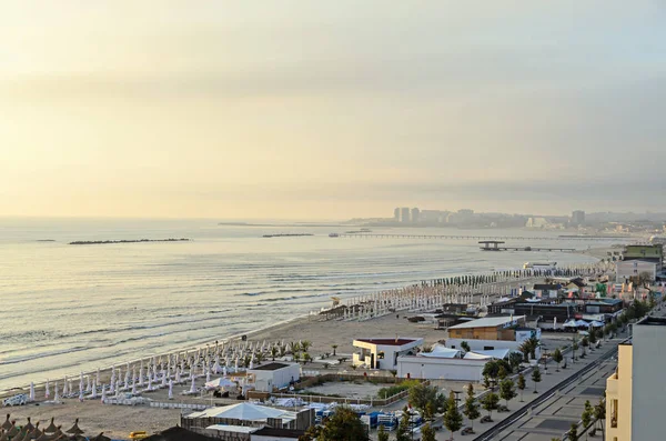 Stranden av Svarta havet i Mamaia, Rumänien med gyllene sandstränder, sol — Stockfoto