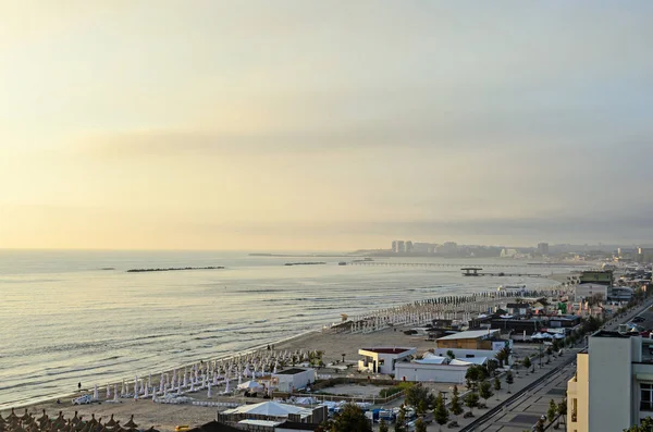 Stranden av Svarta havet i Mamaia, Rumänien med gyllene sandstränder, sol — Stockfoto