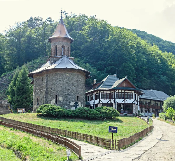 Prislop klooster uit Hunedoara County, Roemenië en Arsenie Boca — Stockfoto