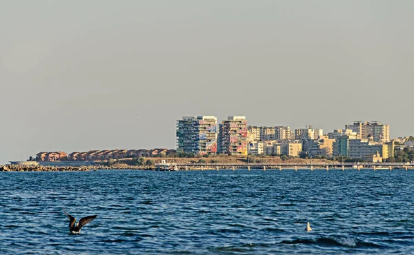 Stranden av Svarta havet i Mamaia, Rumänien med färgade byggnader, — Stockfoto