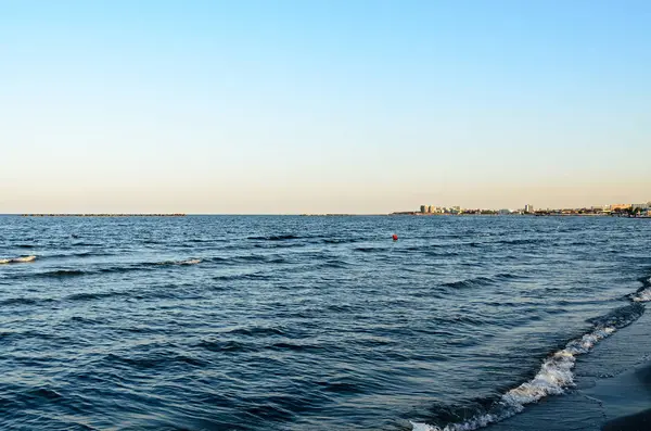 Beach of Black Sea from Mamaia, Romania with  blue clear water, — Stock Photo, Image