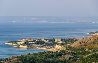 Karadeniz yakınlarındaki Yeşil Trakya uçurumlarının otelleri, kayalık yol seavları