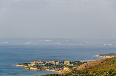 Karadeniz yakınlarındaki Yeşil Trakya uçurumlarının otelleri, kayalık yol seavları