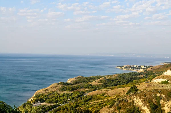 Hotels of Green Thracian cliffs near  Black Sea, rocky path seav — ストック写真