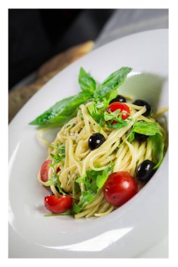 Fesleğen ve pesto ile Spagetti