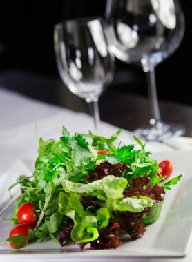 Katek ışıklarında salata, glases ve kaliteli yemek