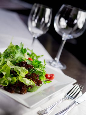 Katek ışıklarında salata, glases ve kaliteli yemek