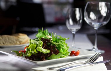 Katek ışıklarında salata, glases ve kaliteli yemek