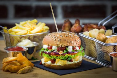 Mozzarella Stick, Tavuk Kanatları, Tavuk Nuggets ve Patates Kızartması ile Halloumi Burger Kızartma sepeti