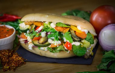 Nane ve mediteranean sebze ile Vejetaryen Sandviç