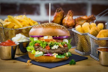 Mozzarella Stick, Tavuk Kanatları, Tavuk Nuggets ve Patates Kızartması ile Soğan Burger Kızartma sepeti