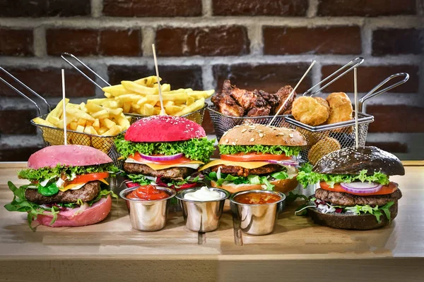 Burger-Familie Farben Burger, Fingerfood, Pommes, Nugget, Flügel — Stockfoto