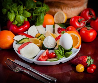 Kahvaltı yumurta ve sebze ile