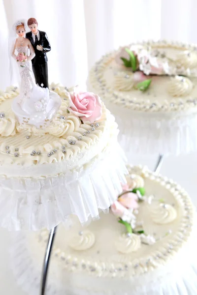 Pastel de boda con crema y dulces — Foto de Stock