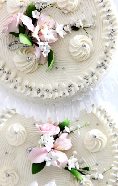 Свадебный торт с кремом и сладостями — стоковое фото