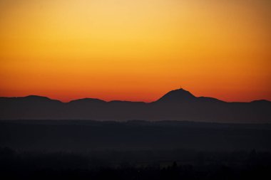 Günbatımı dağda, Auvergne, Fransa.