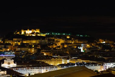 Lizbon, Portekiz, Sao Jorge Miradouro Sao Pedro de Alcantara gece görülen kalenin ile Cityscape.