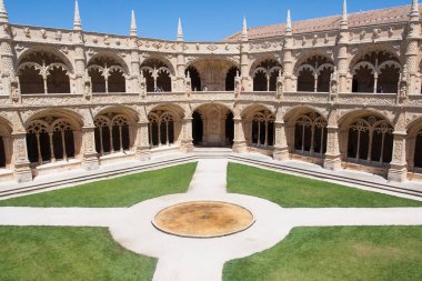 Lisbon, Portekiz - 07 Ağustos 2011: iç avlu ve Jeronimos Manastırı bahçeleri