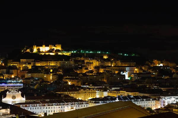 Lizbon, Portekiz, Sao Jorge Miradouro Sao Pedro de Alcantara gece görülen kalenin ile Cityscape.
