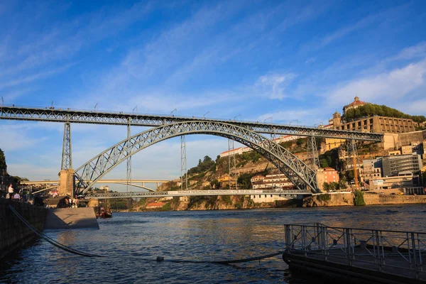 Oporto, Portekiz - 18 Ağustos 2011: ünlü Dom Louis Oporto, Portekiz Douro Nehri üzerinde köprü görünümü